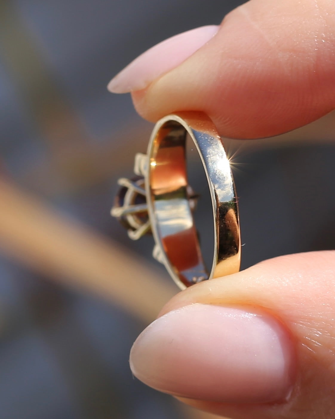 Pale Honey Coloured 2.4ct Australian Zircon in Vintage 9ct Yellow Gold, size P or 7.5