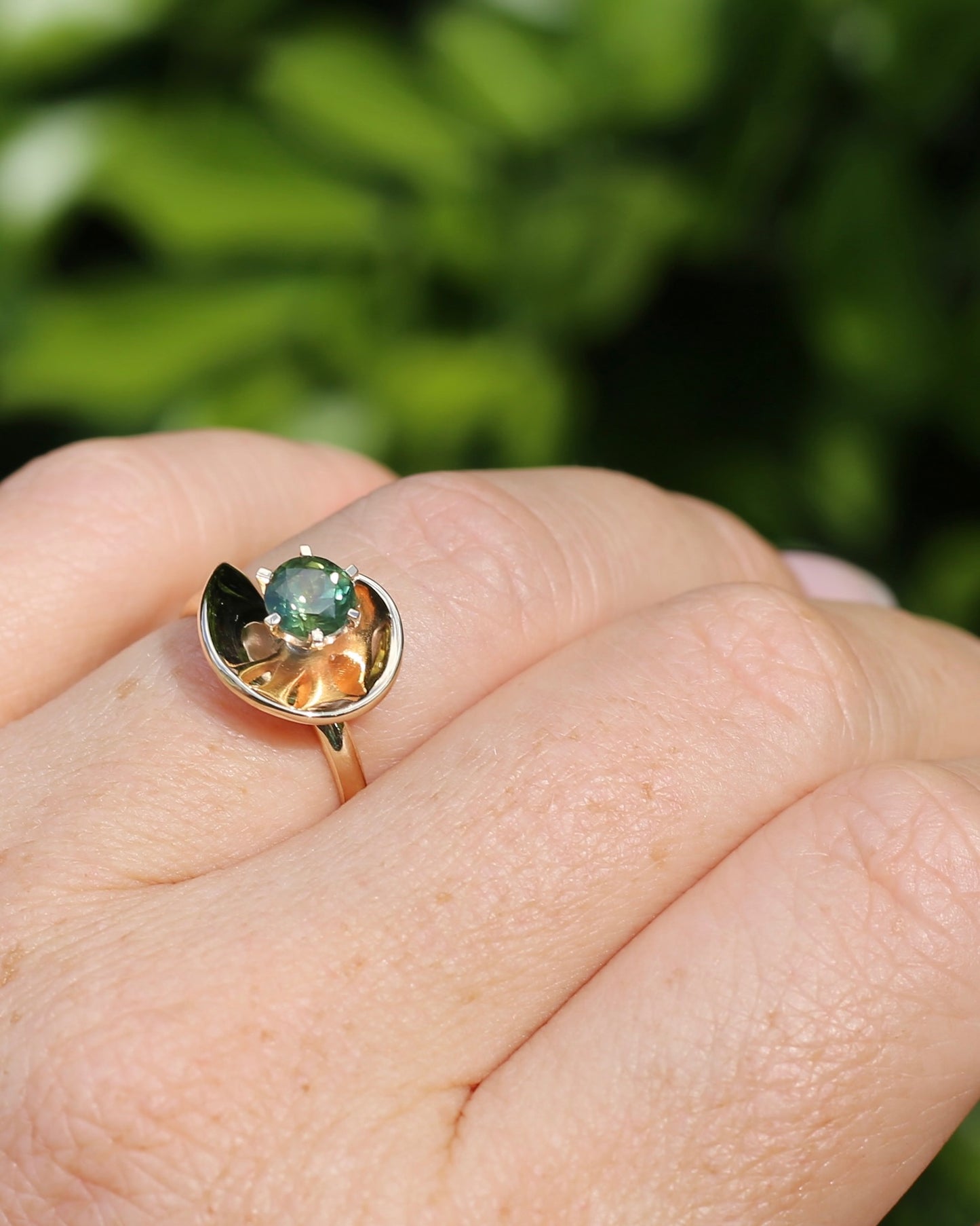 0.925ct Parti Sapphire in Vintage 9ct Gold Swirl Ring, 9ct Yellow Gold, size N or 6.75