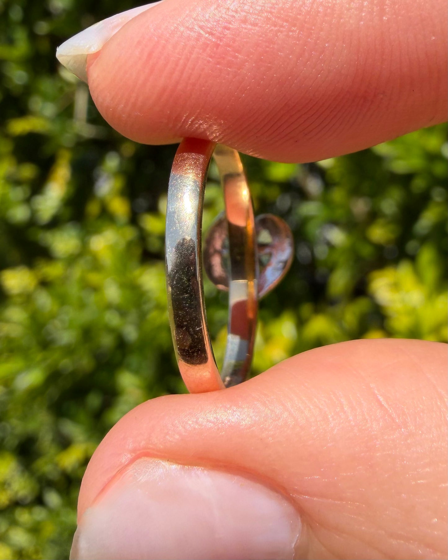0.85ct Apatite Solitaire in Mixed Metal Solitaire, 9ct Yellow and White Gold, size 7.5 or just over O1/2, 2.1g