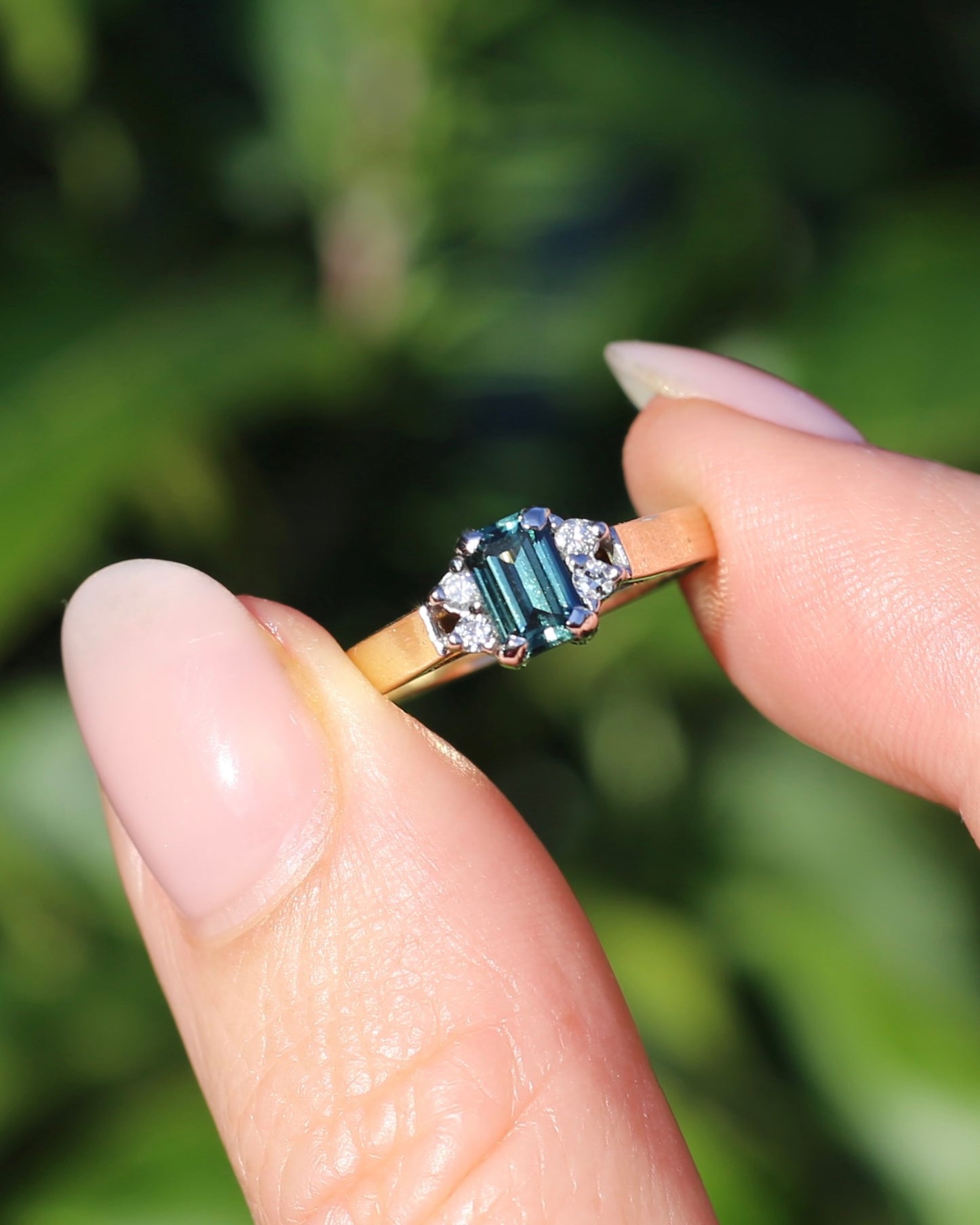 East African 0.725ct Teal Sapphire in Vintage Diamond Ring, 9ct Yellow and White Gold, size N1/2 or 7, 2.54g