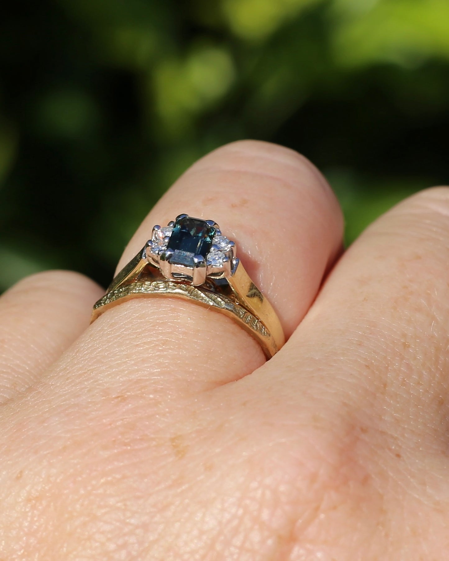 East African 0.725ct Teal Sapphire in Vintage Diamond Ring, 9ct Yellow and White Gold, size N1/2 or 7, 2.54g