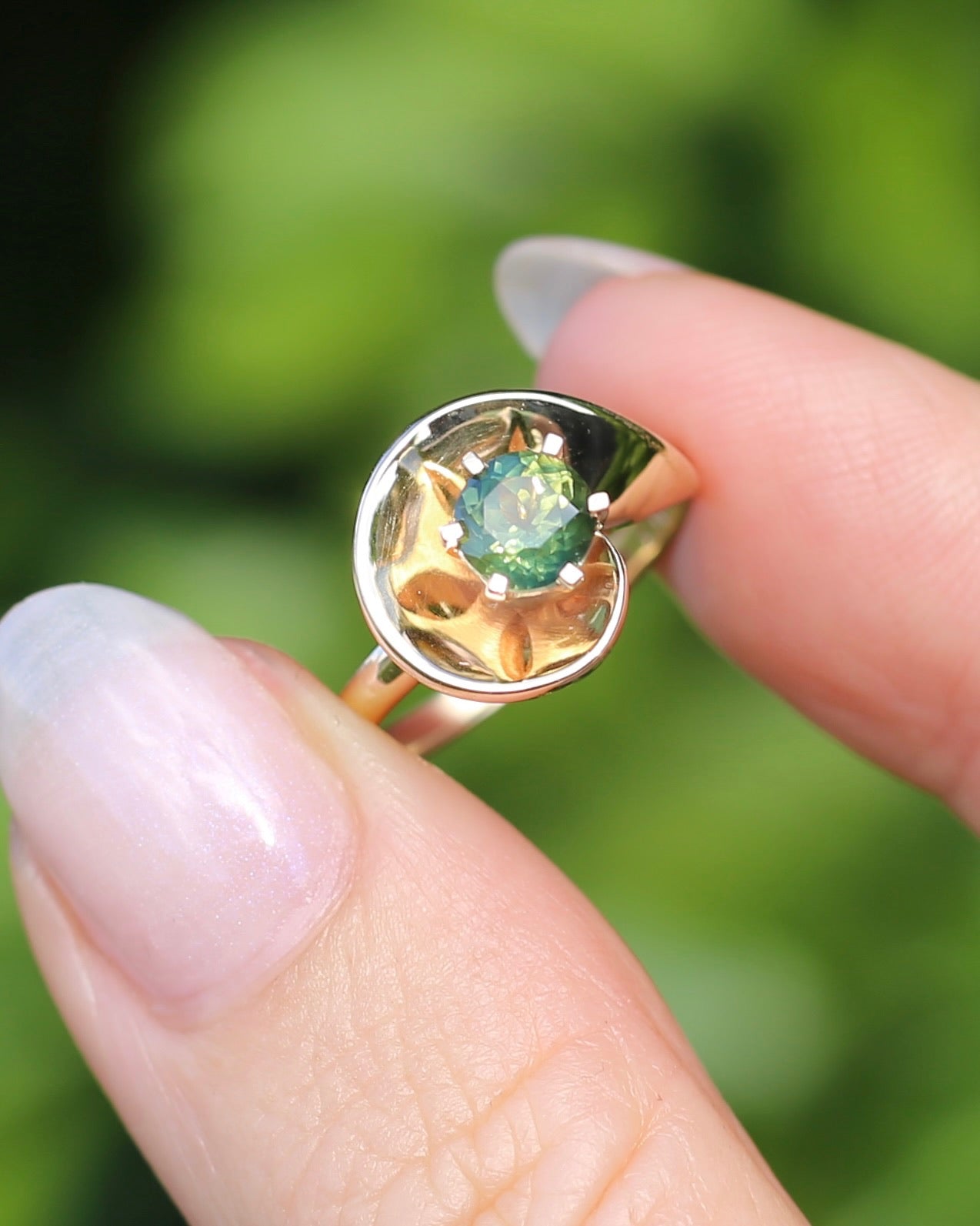0.925ct Parti Sapphire in Vintage 9ct Gold Swirl Ring, 9ct Yellow Gold, size N or 6.75