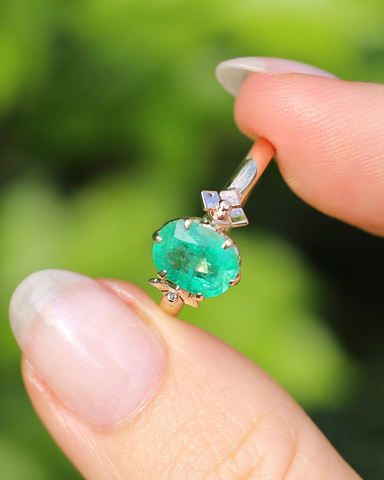 1.79ct Natural Untreated Oval Emerald in Circa 1960s 18ct Yellow Gold Claw Set Ring, 18ct Yellow Gold, size Q1/2 or 8.5, with Valuation