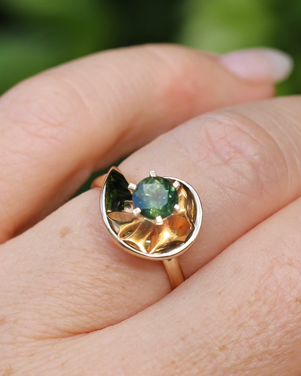 0.925ct Parti Sapphire in Vintage 9ct Gold Swirl Ring, 9ct Yellow Gold, size N or 6.75