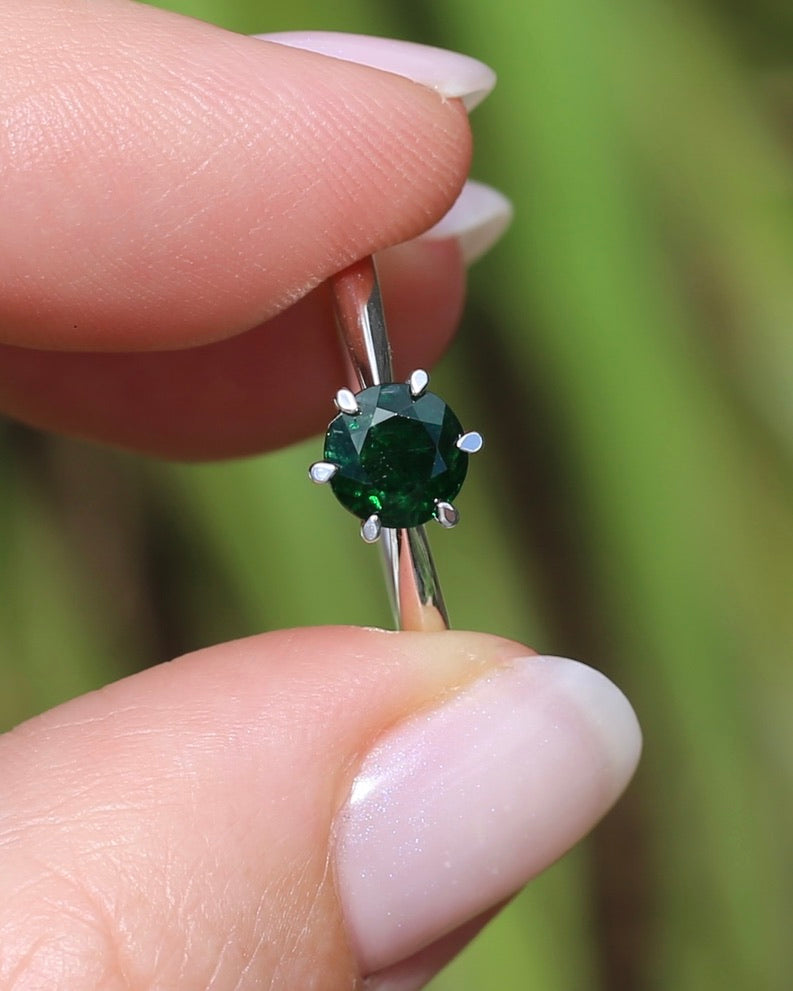 1.1ct Tsavorite Green Garnet in 6 Claw Solitaire Ring, Sterling Silver, size N or 6.75, 1.85g