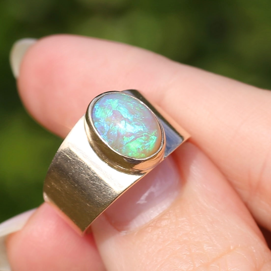 Vintage Bezel Set Opal Cabachon in Rosey 9ct Gold Ring, Size 8 or Q fits more like a P or just over 7.5