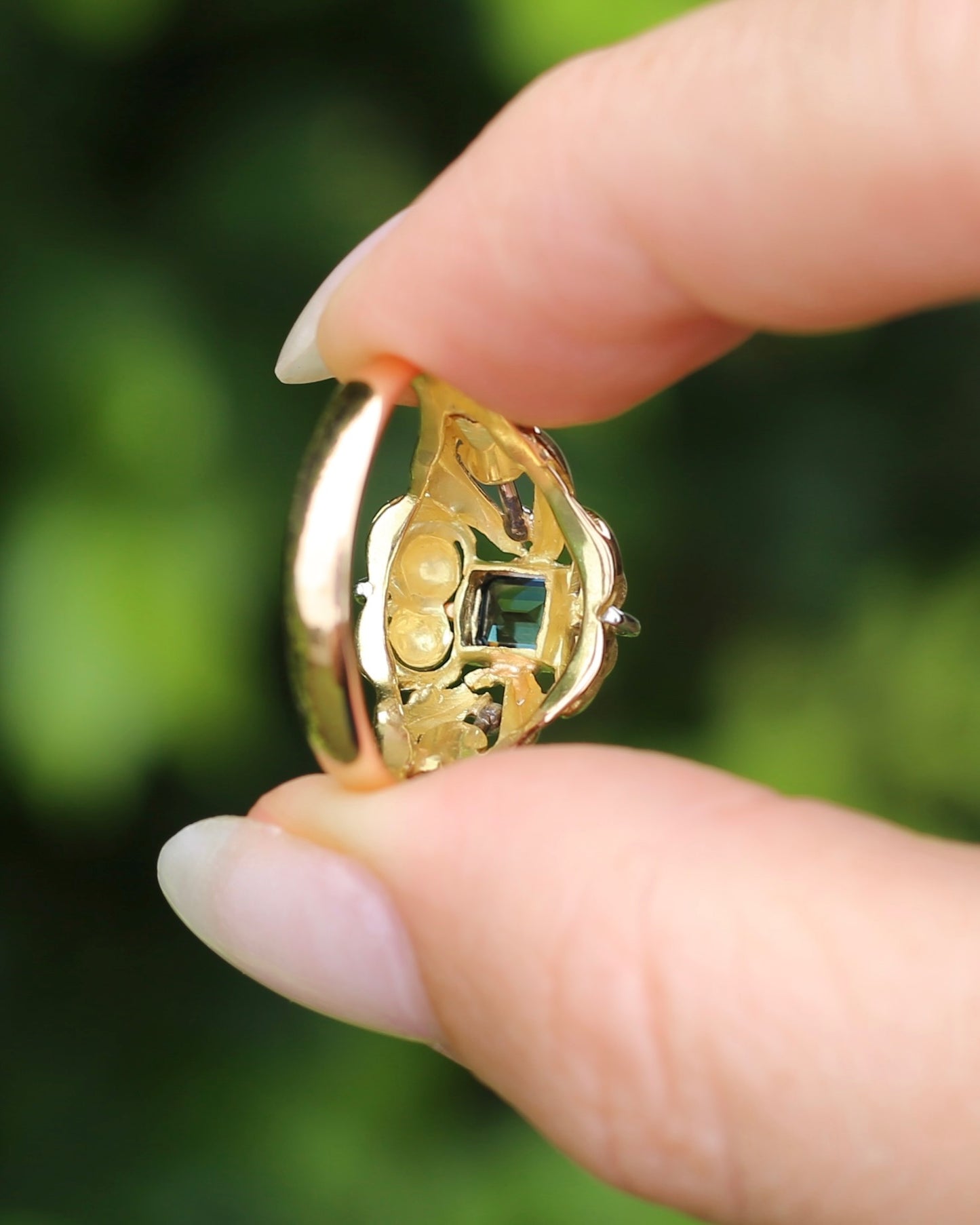 East African Emerald Cut Teal Parti Sapphire in 1940s Italian Made 18ct Mixed Metal Handmade ring, size S or 9.25 with valuation
