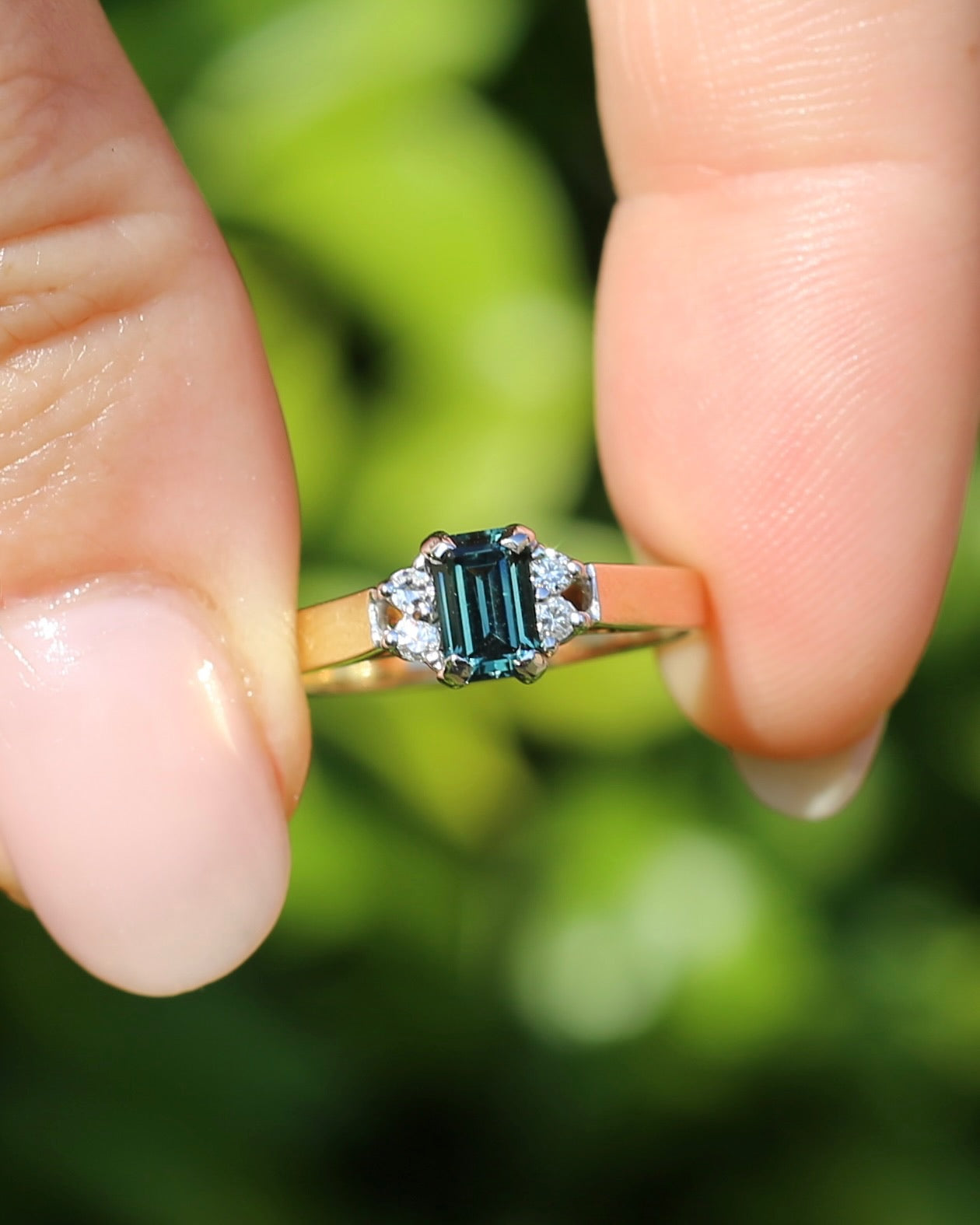 East African 0.725ct Teal Sapphire in Vintage Diamond Ring, 9ct Yellow and White Gold, size N1/2 or 7, 2.54g