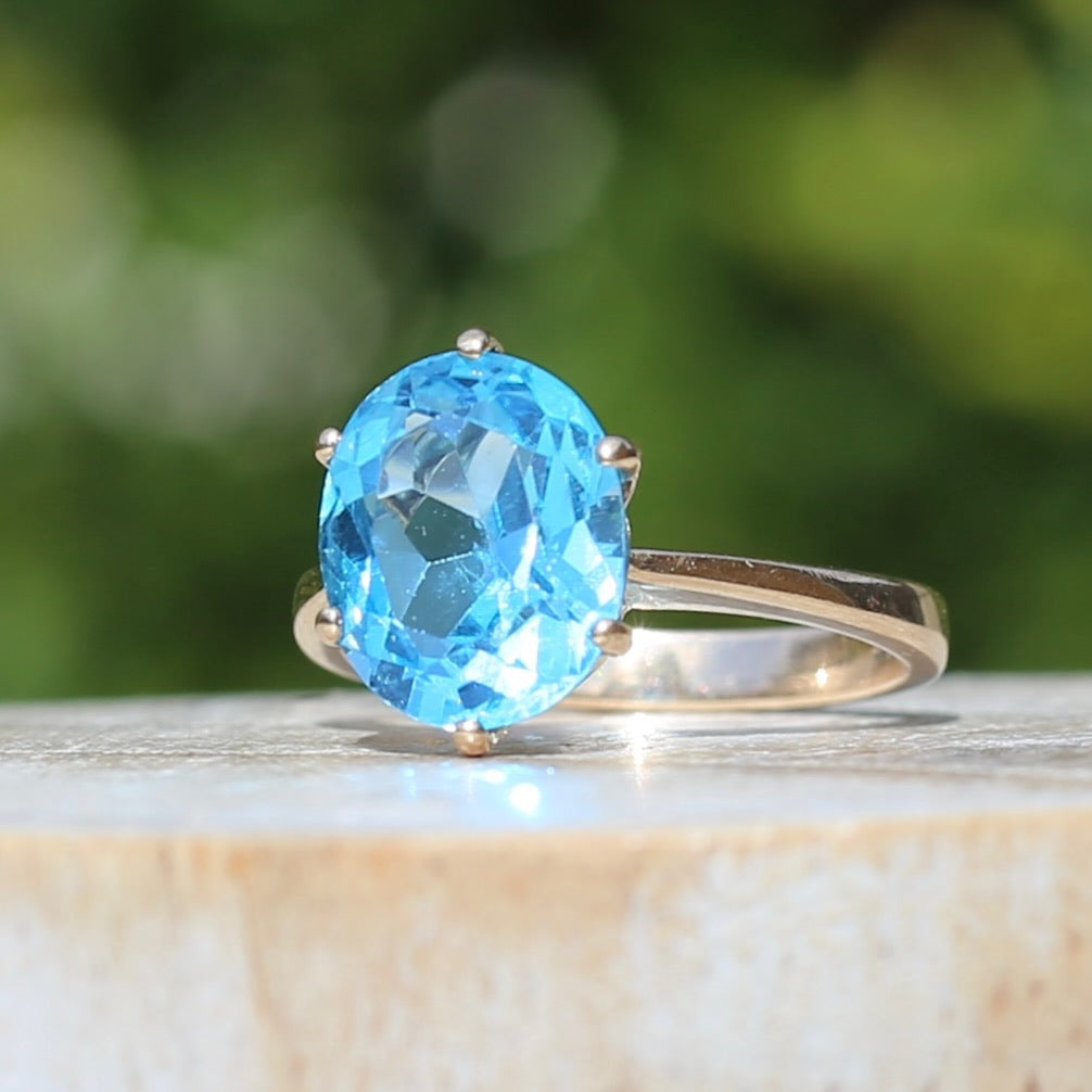 Vintage 4.5ct Oval Blue Topaz Claw Set Ring, 9ct Yellow Gold, size 6 or L1/2