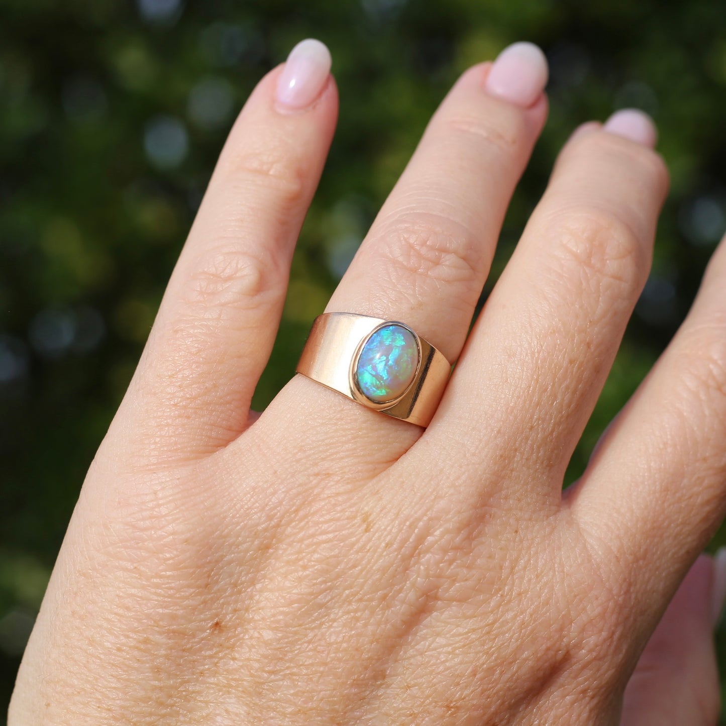 Vintage Bezel Set Opal Cabachon in Rosey 9ct Gold Ring, Size 8 or Q fits more like a P or just over 7.5