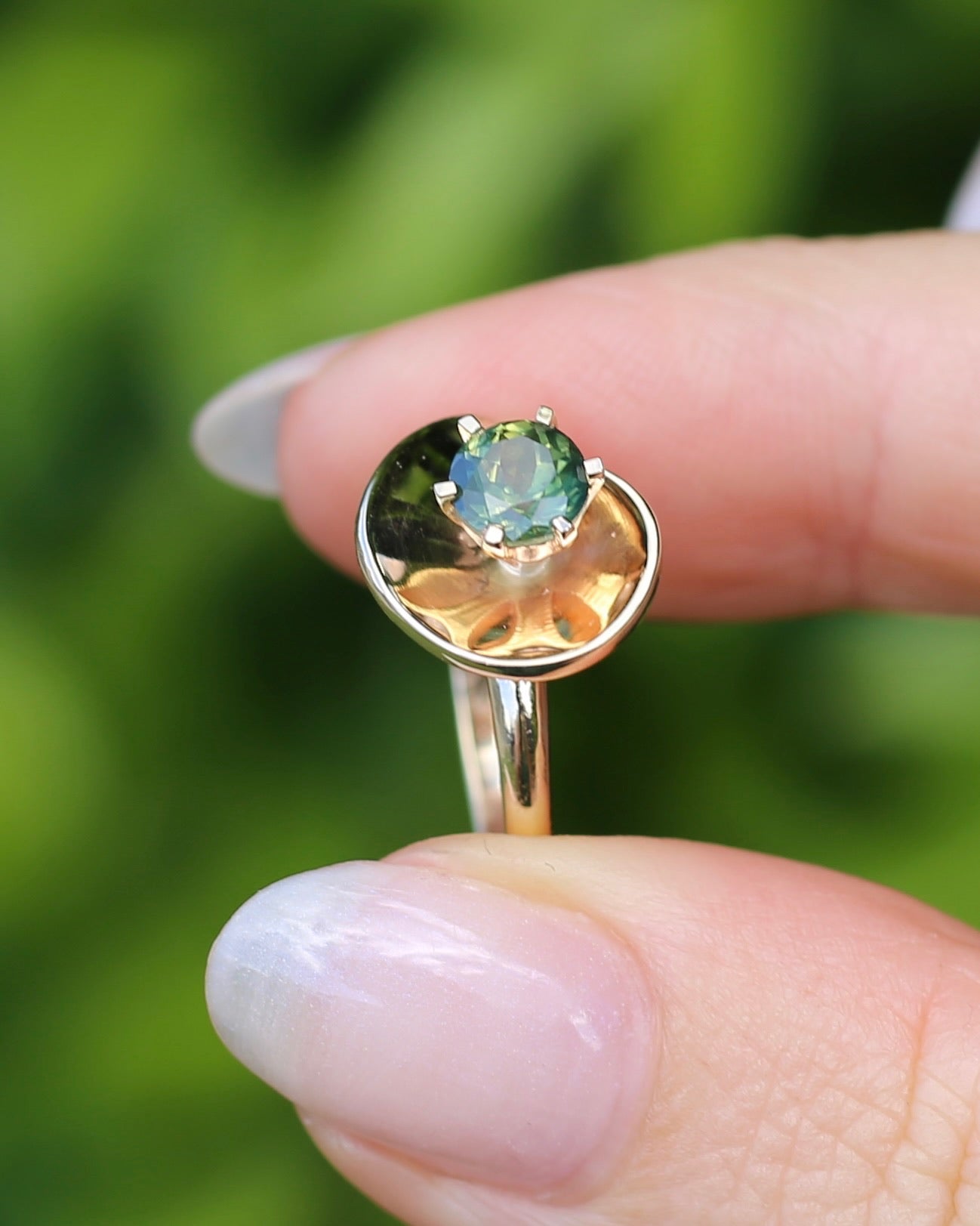 0.925ct Parti Sapphire in Vintage 9ct Gold Swirl Ring, 9ct Yellow Gold, size N or 6.75