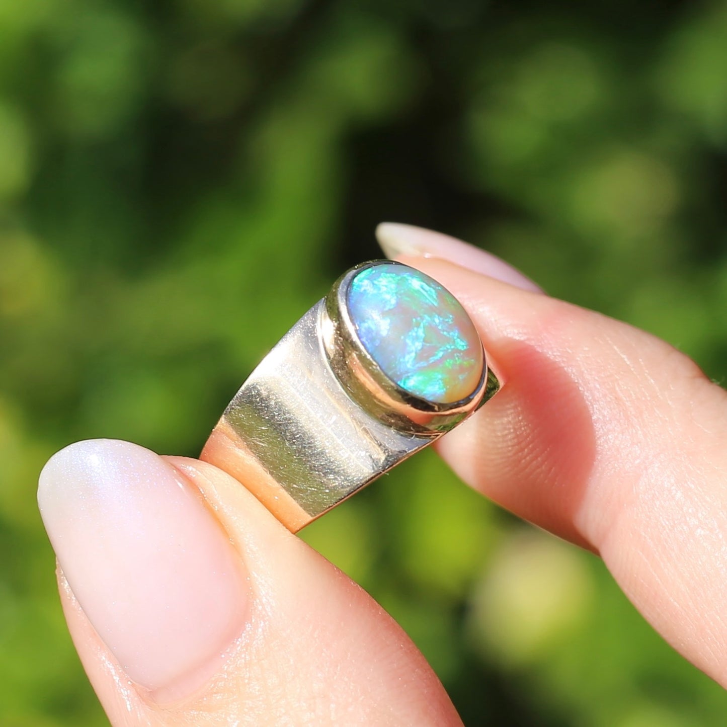 Vintage Bezel Set Opal Cabachon in Rosey 9ct Gold Ring, Size 8 or Q fits more like a P or just over 7.5