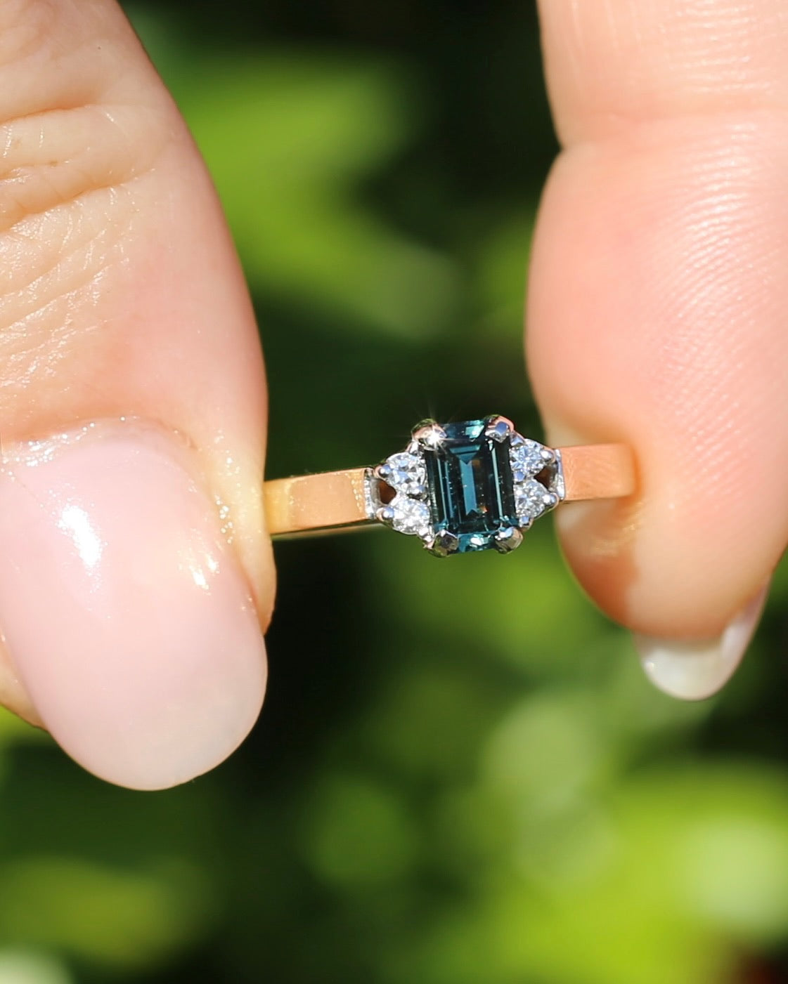 East African 0.725ct Teal Sapphire in Vintage Diamond Ring, 9ct Yellow and White Gold, size N1/2 or 7, 2.54g