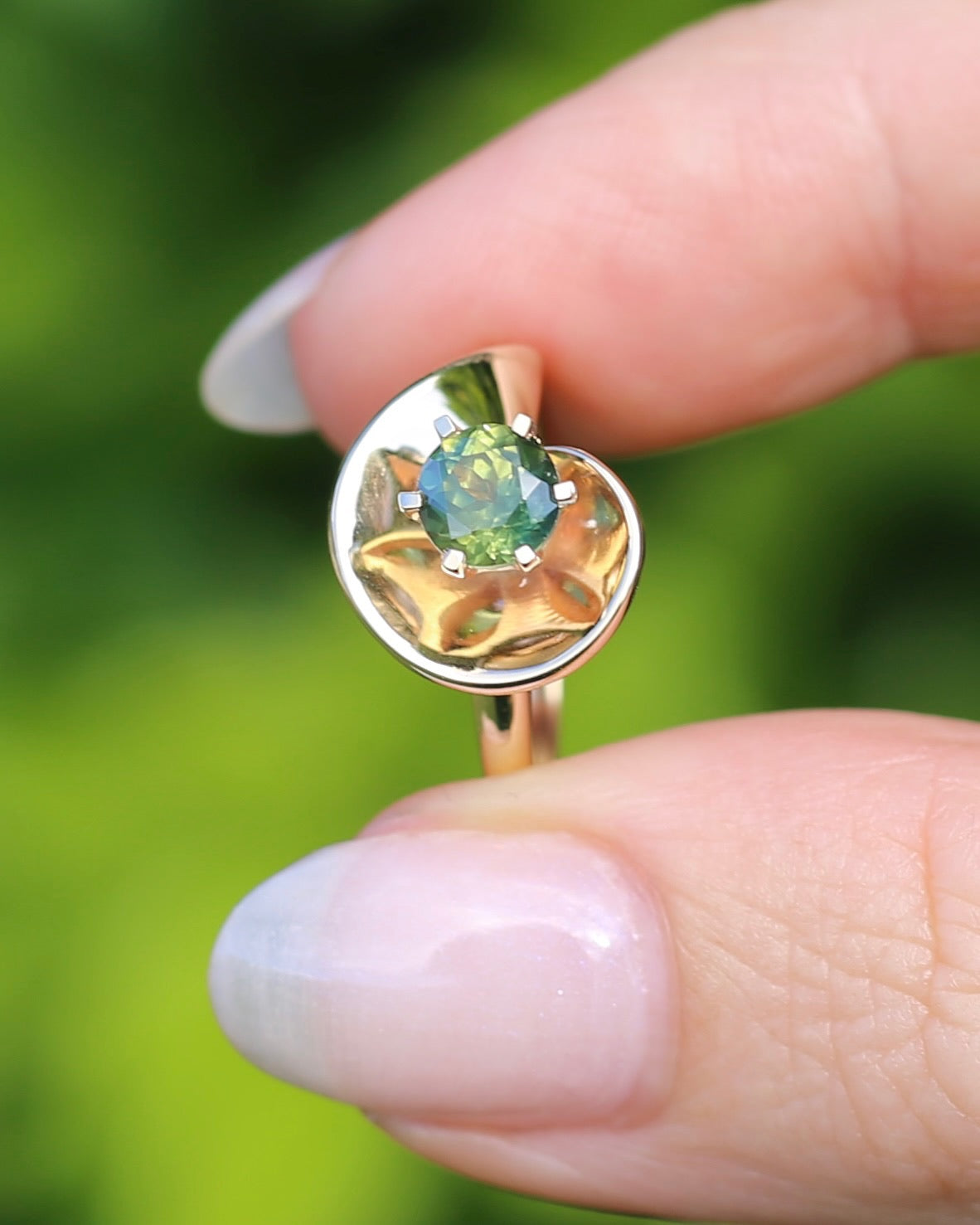 0.925ct Parti Sapphire in Vintage 9ct Gold Swirl Ring, 9ct Yellow Gold, size N or 6.75