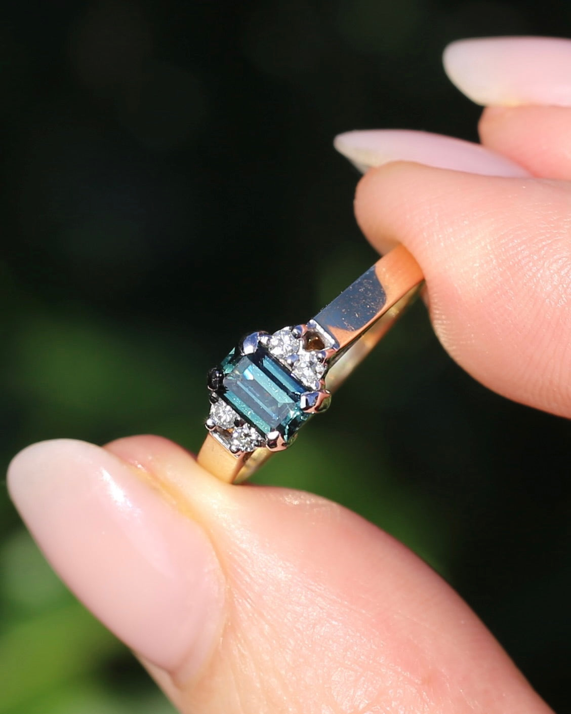 East African 0.725ct Teal Sapphire in Vintage Diamond Ring, 9ct Yellow and White Gold, size N1/2 or 7, 2.54g