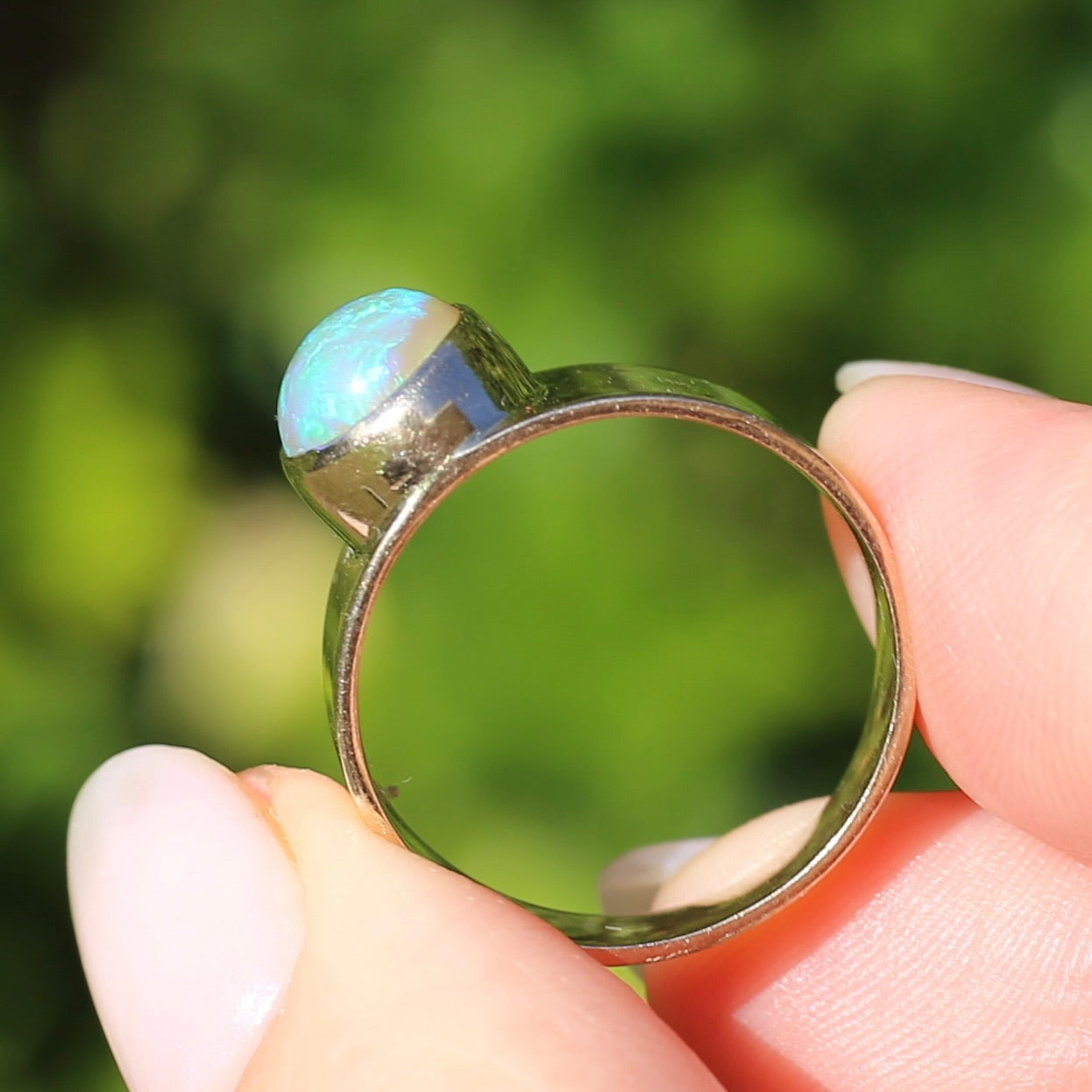 Vintage Bezel Set Opal Cabachon in Rosey 9ct Gold Ring, Size 8 or Q fits more like a P or just over 7.5