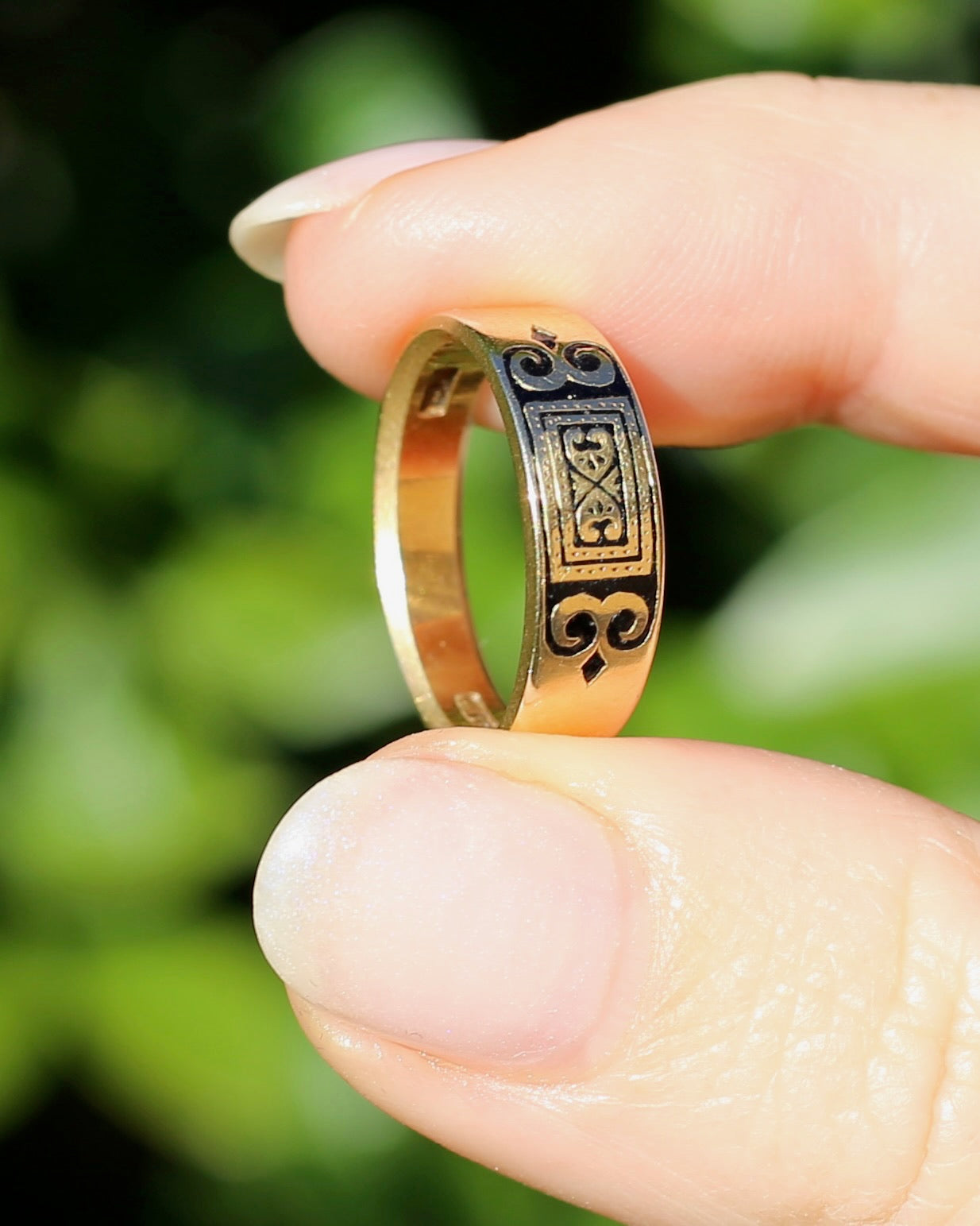 Antique Early Australian J. M. Wendt Enamel Set Band, 18ct Yellow Gold, size N or just over 6.5 (fits more like an M-M1/2 due to width)