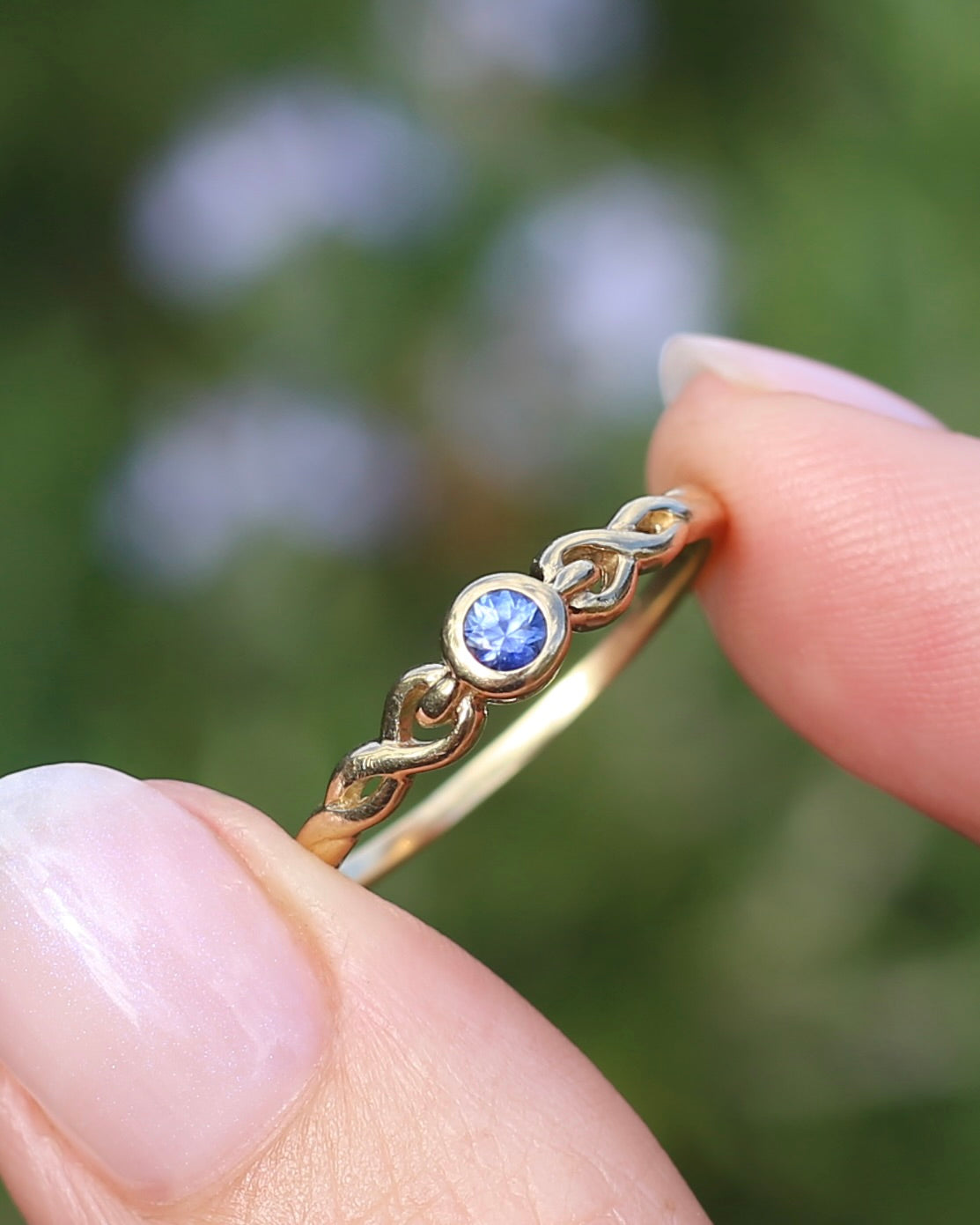 Bezel Set Bright Blue Sapphire Ring with Twisted Rope Shoulder Details, size 9.5 or just over S1/2, 1.76g