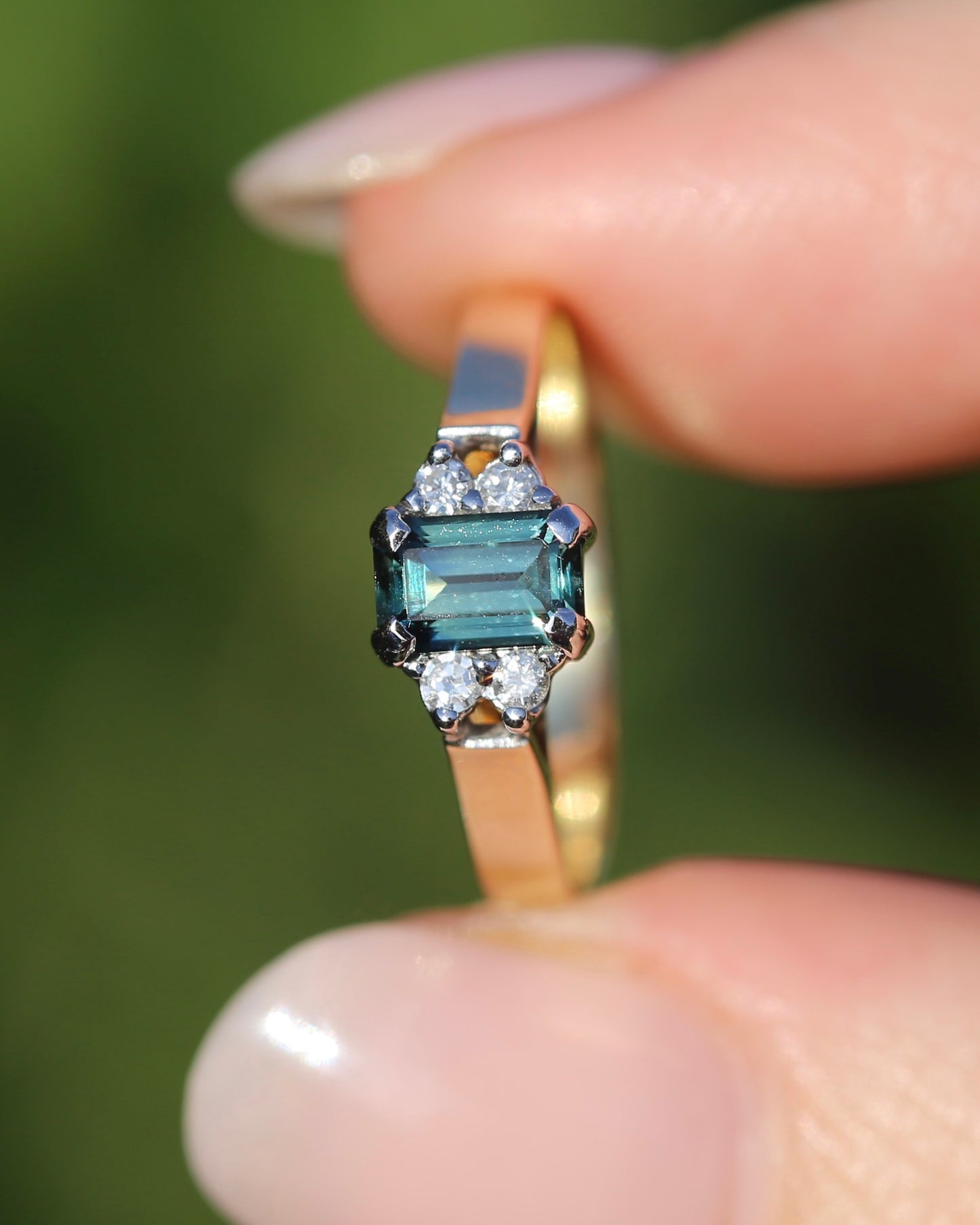 East African 0.725ct Teal Sapphire in Vintage Diamond Ring, 9ct Yellow and White Gold, size N1/2 or 7, 2.54g