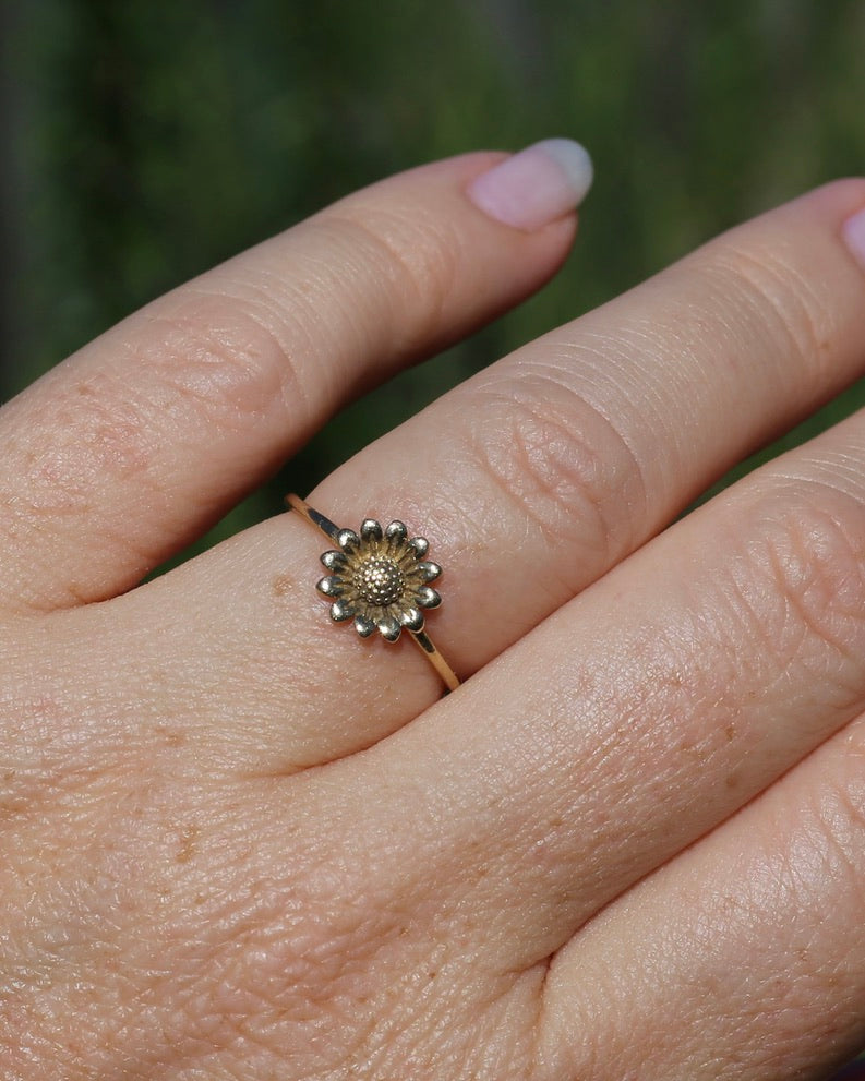 Dainty Sunflower Ring in 9ct Yellow Gold, size N1/2 or 7, 1.04g