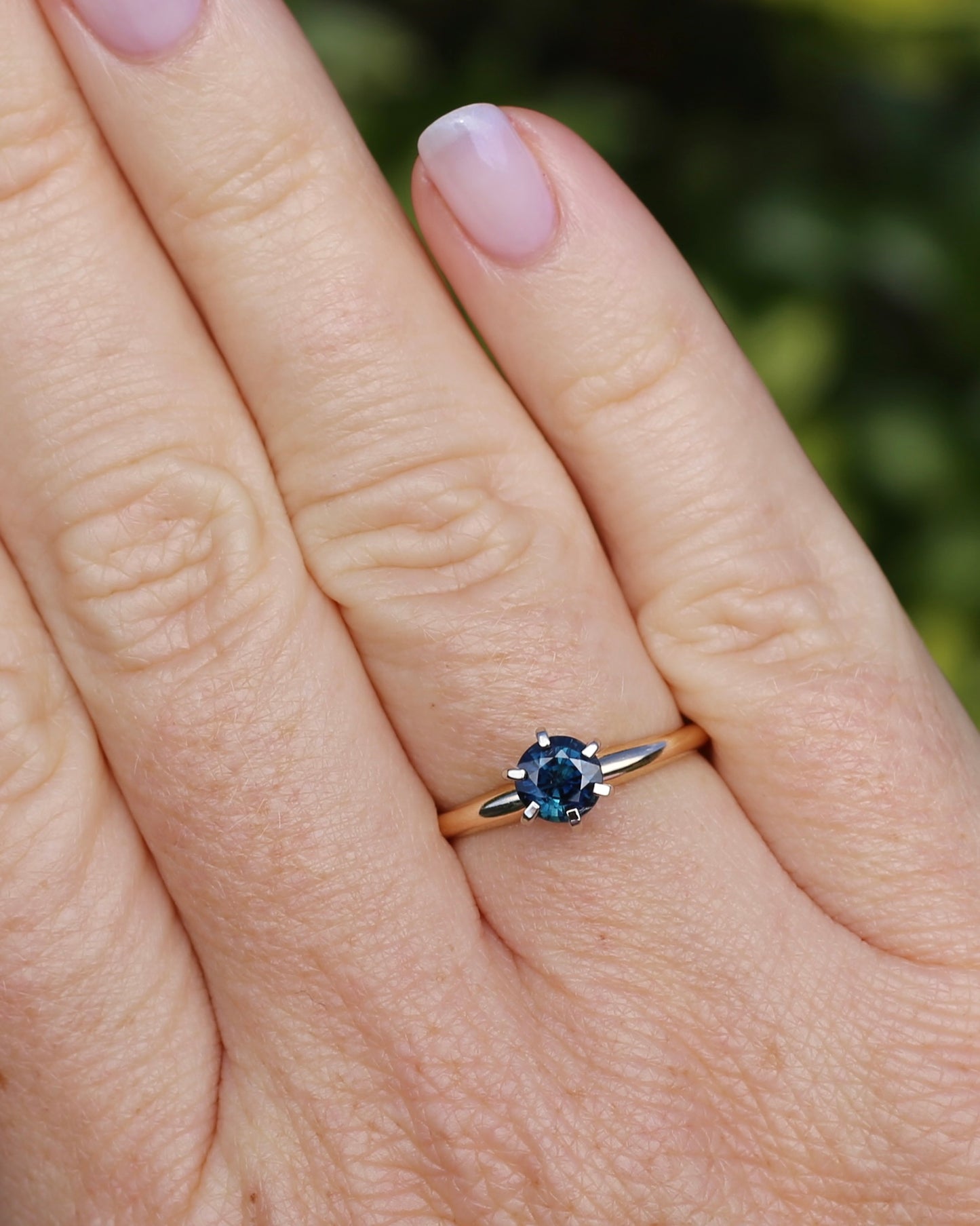 0.8ct Natural Teal Blue Sapphire in 14ct 6 Claw White Gold Setting on 14ct Yellow Gold Band, size N1/2 or just under 7, 2.51g