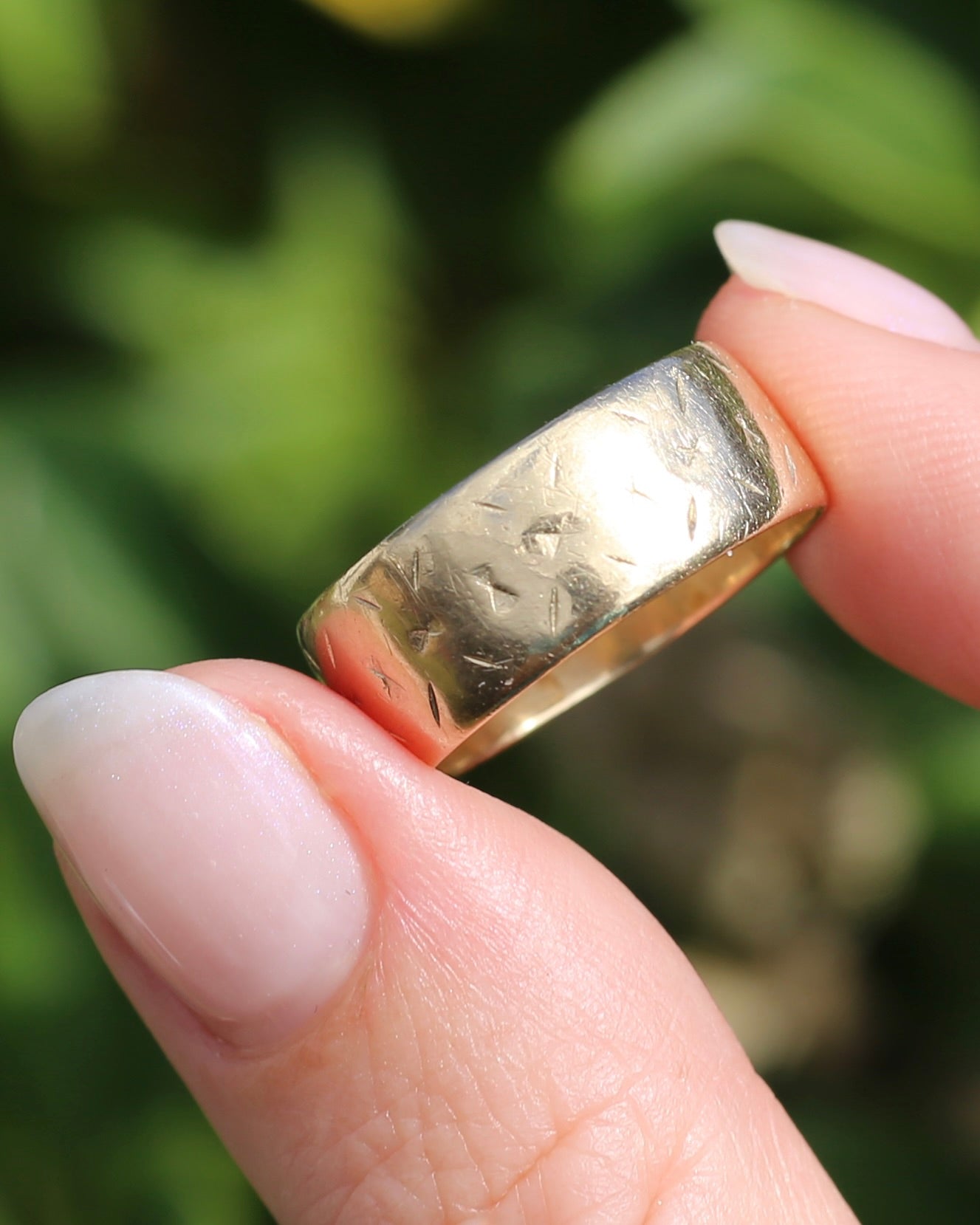1977 London Made Wide Band with Diamond Cut Pattern, 9ct Yellow Gold, size W or 11 (fits more like a U-U1/2 due to width, 4.75g