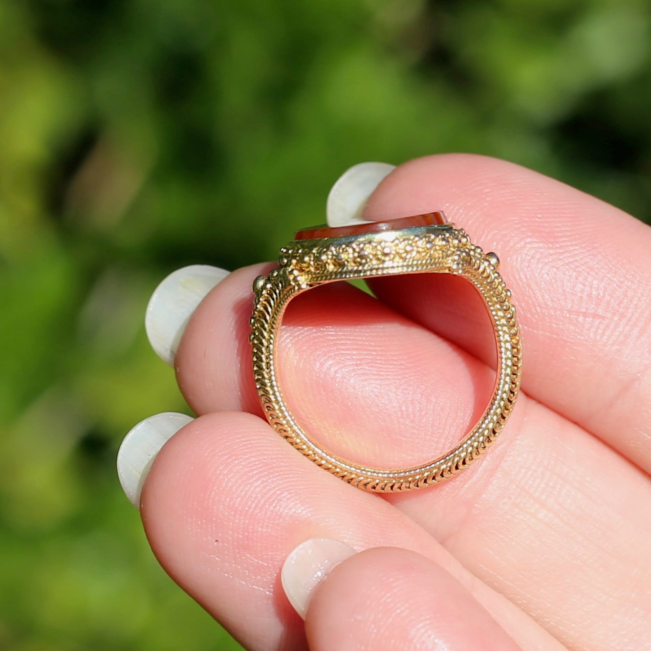 Mid Century Banded Agate in the Elaborate Scroll Detailed Floral Ring, 14ct Yellow Gold, size K1/2 or just under 5.5