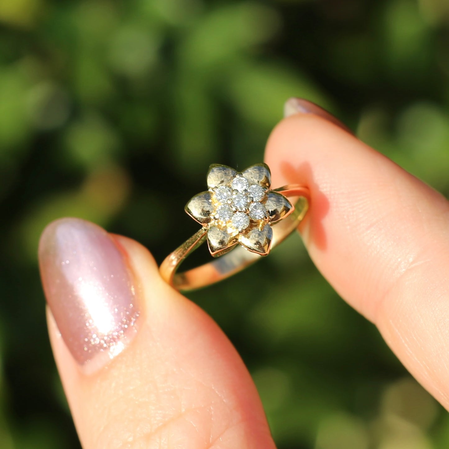 18ct Gold Flower with Diamond Stamens, 18ct Yellow Gold, size O or just over 7