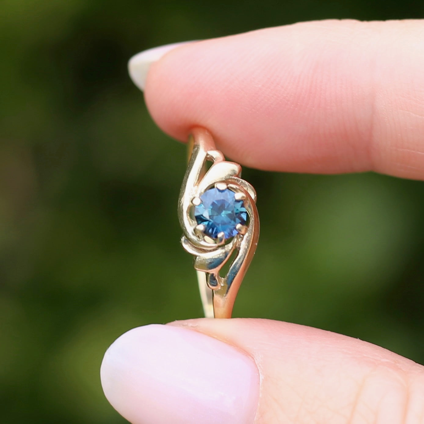 Peacock Parti Sapphire Ring, 9ct Yellow Gold, size 10 or U