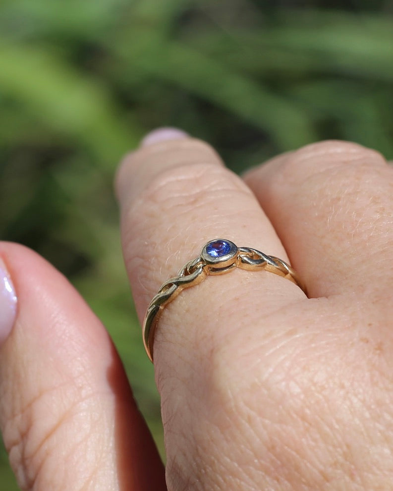 Bezel Set Bright Blue Sapphire Ring with Twisted Rope Shoulder Details, size 9.5 or just over S1/2, 1.76g