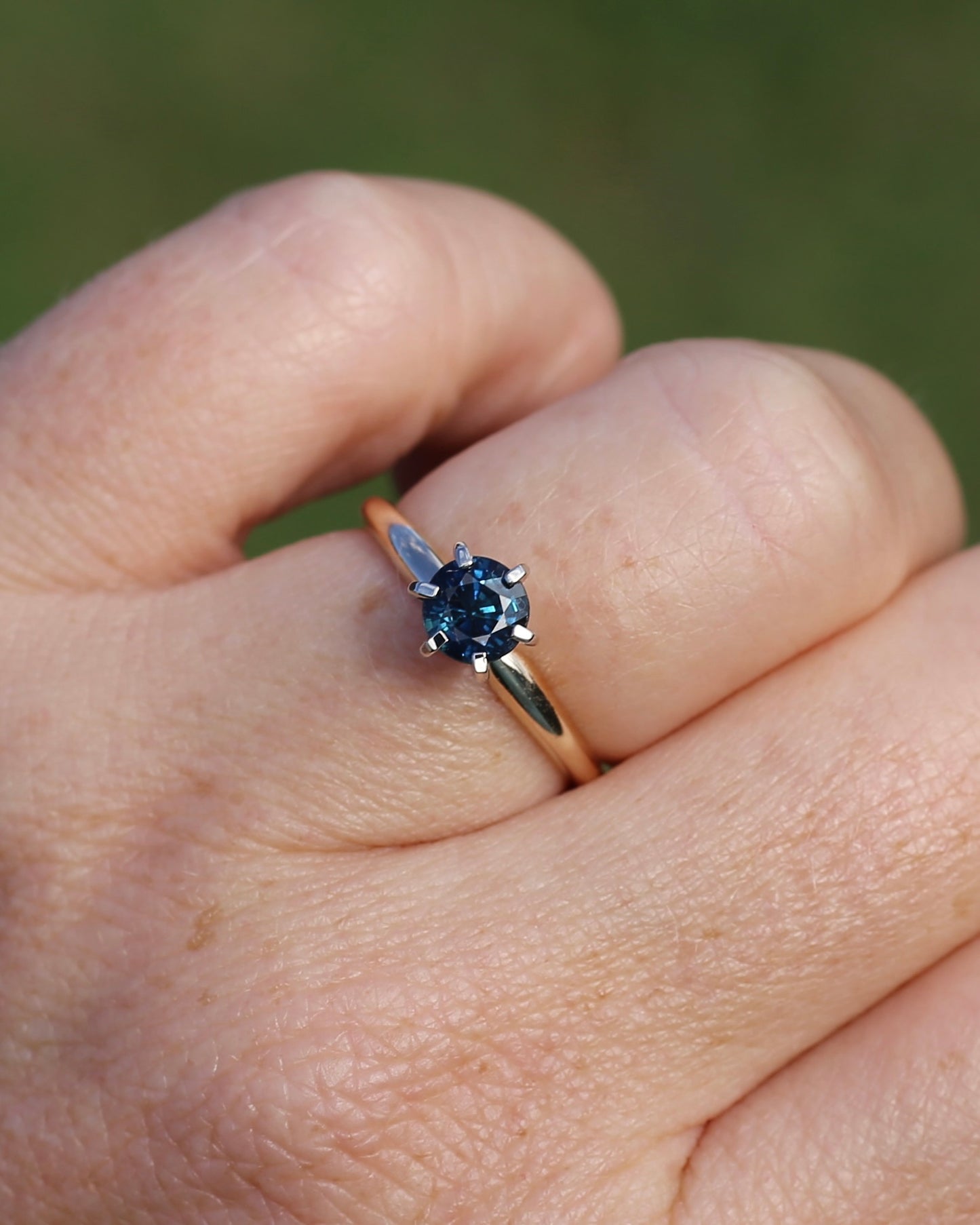 0.8ct Natural Teal Blue Sapphire in 14ct 6 Claw White Gold Setting on 14ct Yellow Gold Band, size N1/2 or just under 7, 2.51g