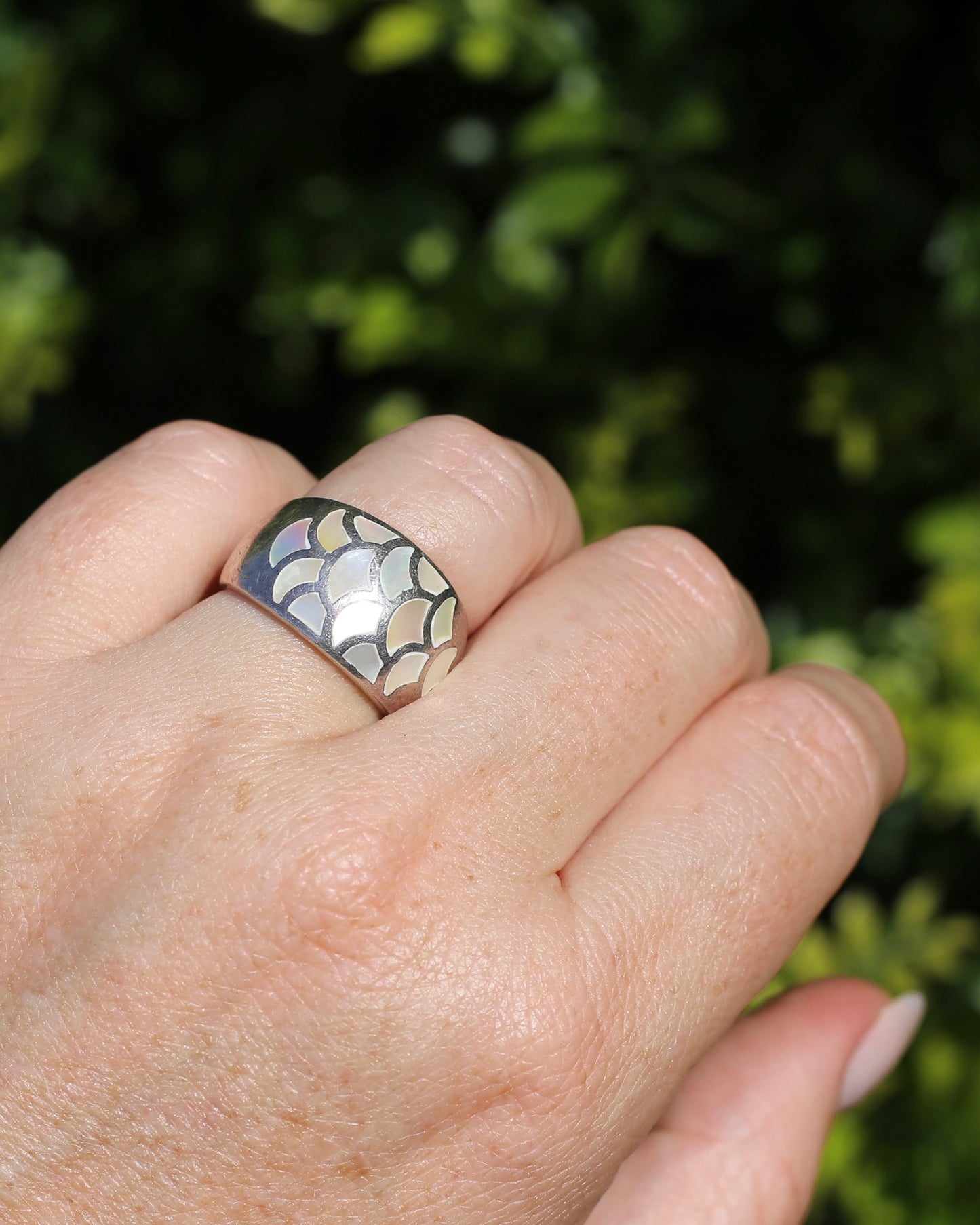 Mother of Pearl Inlaid Mermaid Scale Silver Ring, 8.8g, size P1/2 or 7.75