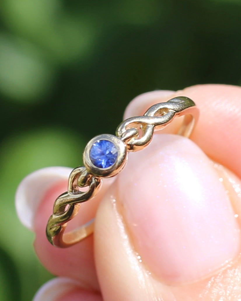 Bezel Set Bright Blue Sapphire Ring with Twisted Rope Shoulder Details, size 9.5 or just over S1/2, 1.76g