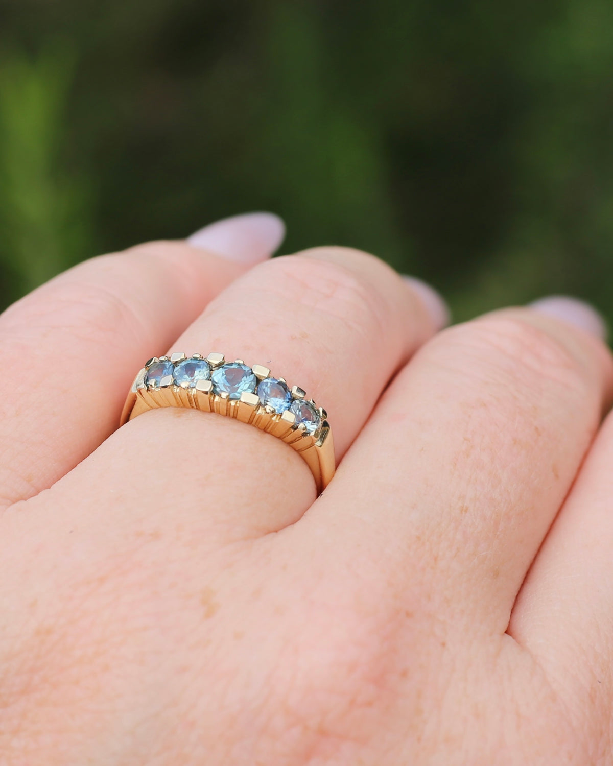 1.15ct Blue and Yellow Parti Sapphire Five Stone Ring in Angular Settings, 9ct Yellow Gold, size O or 7.25, 2.78g