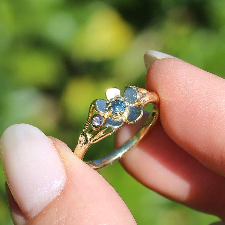 Unique Parti Sapphire and Diamond Flower Ring, 18ct Yellow Gold, size N or just over 6.5