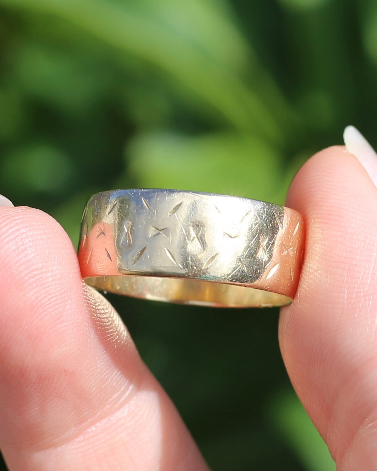 1977 London Made Wide Band with Diamond Cut Pattern, 9ct Yellow Gold, size W or 11 (fits more like a U-U1/2 due to width, 4.75g