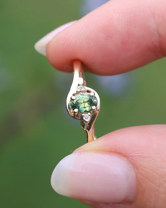 0.5ct Australian Parti Sapphire with Diamond Side Stones, 9ct Yellow Gold, size O1/2 or 7.5, 1.73g