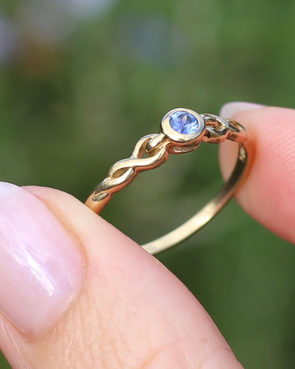 Bezel Set Bright Blue Sapphire Ring with Twisted Rope Shoulder Details, size 9.5 or just over S1/2, 1.76g