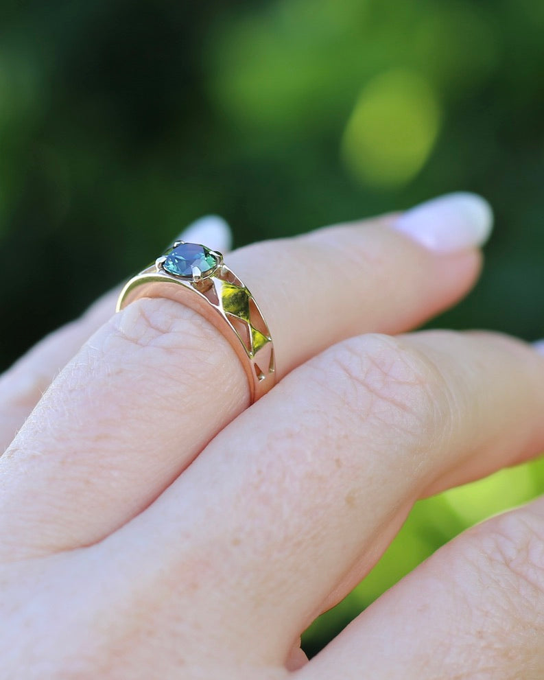 1ct Natural Teal Australian Sapphire in Hand Carved 14ct Rosey Gold Ring, size M or 6.25, 3.14g