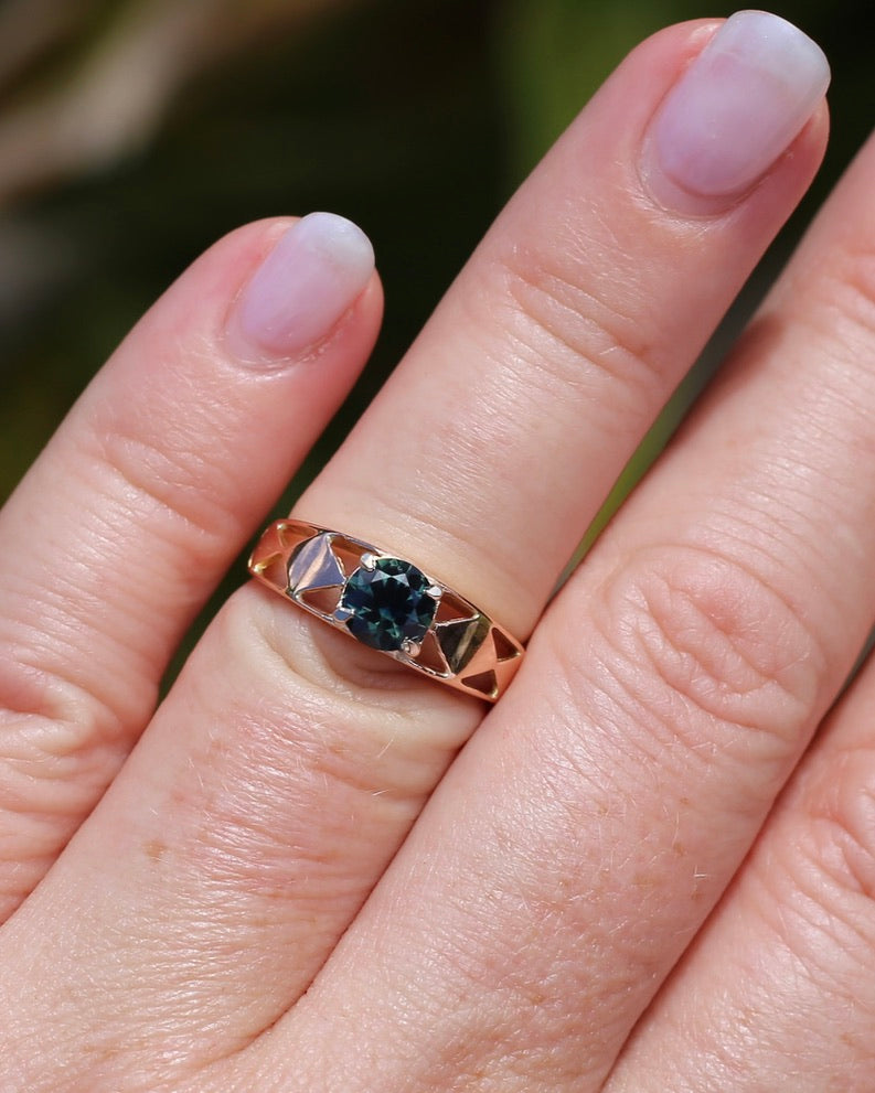 1ct Natural Teal Australian Sapphire in Hand Carved 14ct Rosey Gold Ring, size M or 6.25, 3.14g