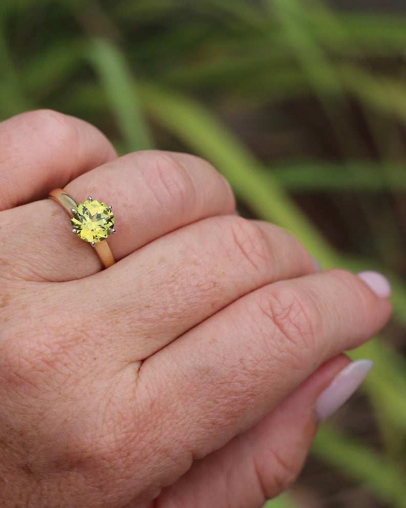 Breathtaking 2.59ct Natural Greenish Yellow Sapphire in Vintage 6 claw Mixed Metal 14ct Gold, 14ct White and Yellow Gold, size O or just over 7, 3.61g, with valuation