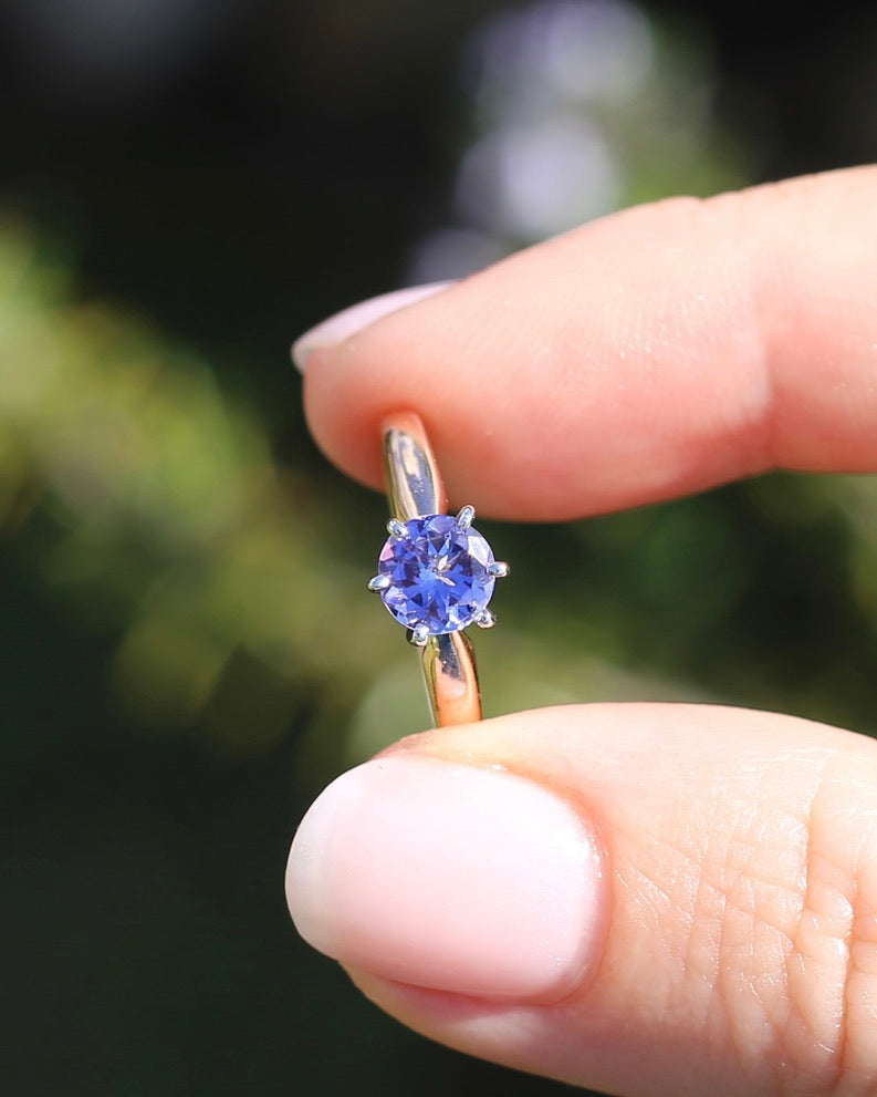 1ct Natural Tanzanite 6 Claw Ring, 10ct Rose and White Gold, size N1/2 or just under 7, 2.49g