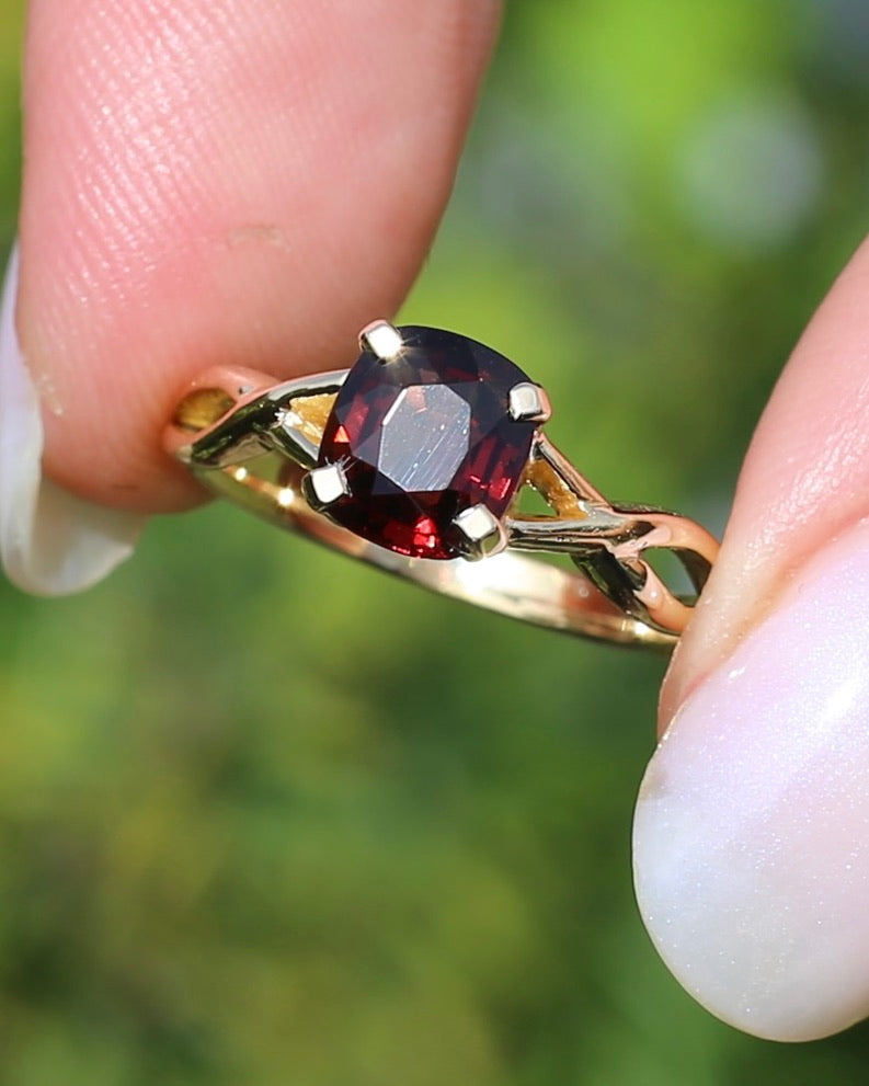 1.35ct Cushion Cut Deep Red Natural Spinel, 18ct Yellow Gold, size M1/2 or just under 6.5, 3.75g