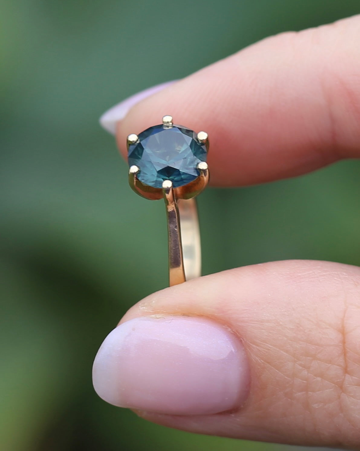 2.95ct Unheated Parti Sapphire Solitaire, 9ct Yellow Gold, size O or 7.5, 3.05g