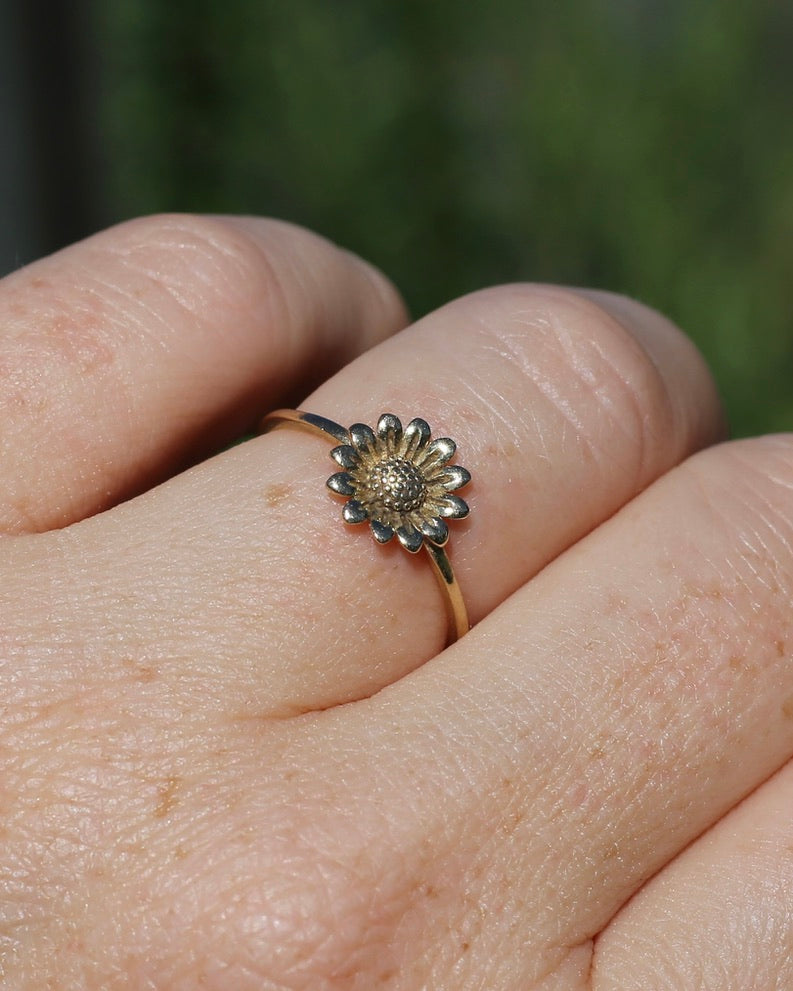 Dainty Sunflower Ring in 9ct Yellow Gold, size N1/2 or 7, 1.04g