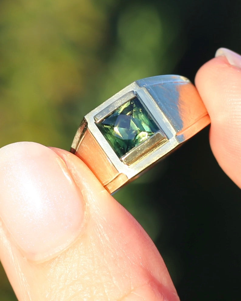 Circa 1950s 2.05ct Natural Unheated Parti Sapphire Signet Ring, 18ct Yellow Gold, size T1/2 or just under 10, 6.59g