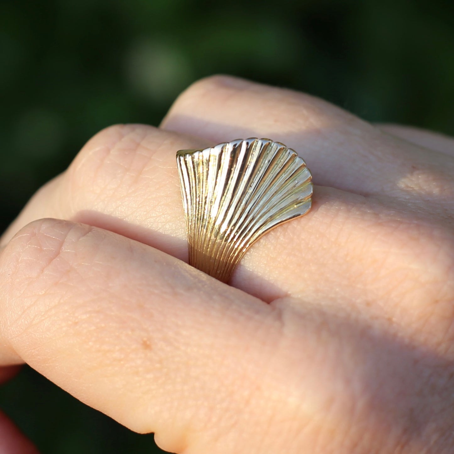 Mid Century Modernist 14ct Gold Sculptured Shell or Fan Ring, size R or 8.5 (maybe fits a bit bigger)