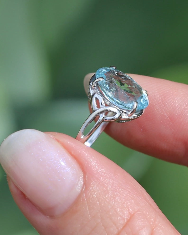 3.2ct Oval Natural Aquamarine in Celtic Inspired 18ct White Gold Ring, size L1/2 or 6, 3.11g