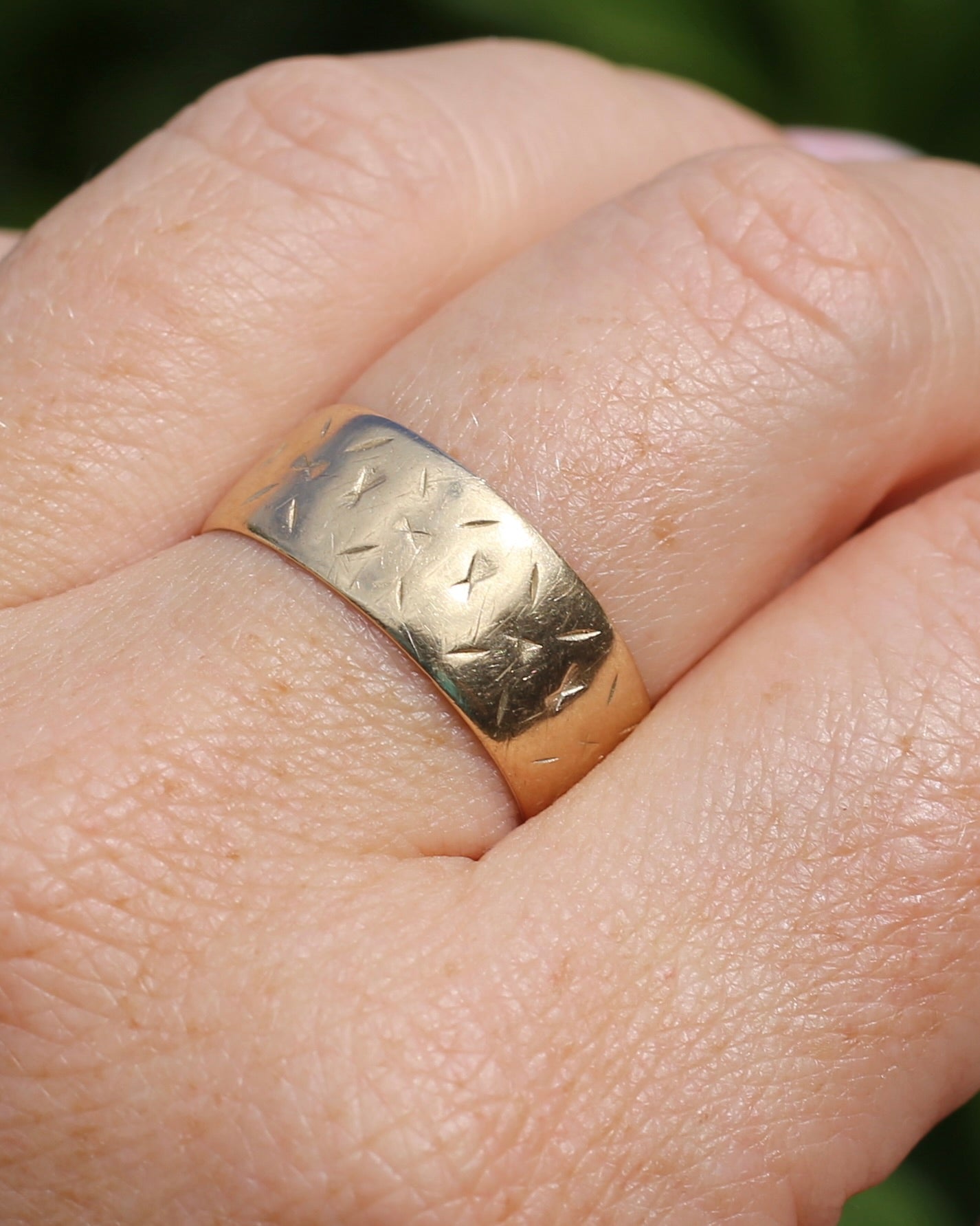 1977 London Made Wide Band with Diamond Cut Pattern, 9ct Yellow Gold, size W or 11 (fits more like a U-U1/2 due to width, 4.75g