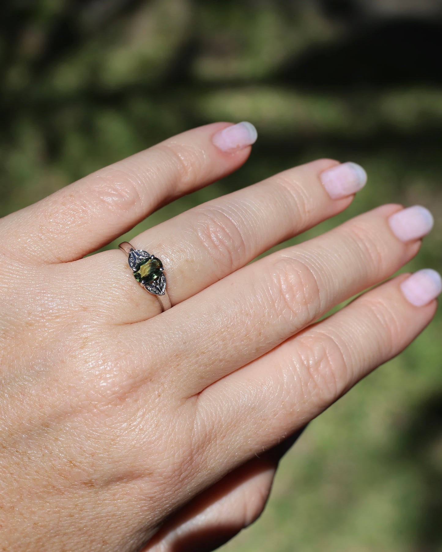 0.8ct Parti Sapphire and Single Cut Diamond Ring, 9ct White Gold, size N or just over 6.5, 2.00g